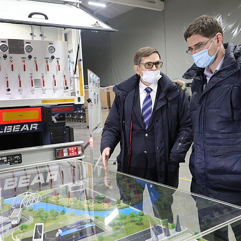 Заместитель губернатора Андрей Саносян посетил производство ГазСервисКомпозит