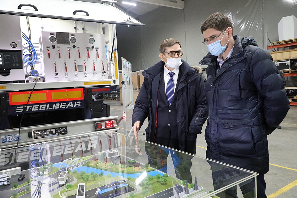 Заместитель губернатора Андрей Саносян посетил производство ГазСервисКомпозит